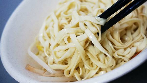 【基隆美食】長腳麵食-中午用餐時間，從店內排到店外的超人氣排隊小吃店