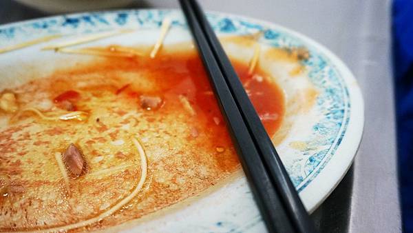 【基隆美食】長腳麵食-中午用餐時間，從店內排到店外的超人氣排隊小吃店