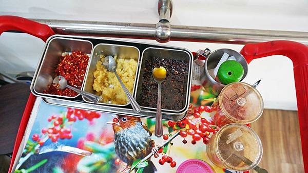 【台北美食】佳佳蒜味肉羹-想要多蒜自己加！隱藏在巷弄裡的小吃店