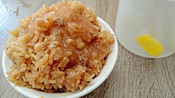 【三重美食】車路頭油飯-沒有明顯招牌的老字號20元油飯小吃店 【三重美食】車路頭油飯-沒有明顯招牌的老字號20元油飯小吃店