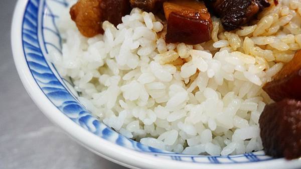 【板橋美食】潘古早味滷肉飯-最強的滷肉飯之一！不輸給名店的味道