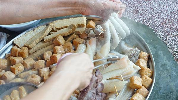 【基隆美食】三坑菜頭滷-沒有店名沒有招牌卻吸引大批大潮的小吃店