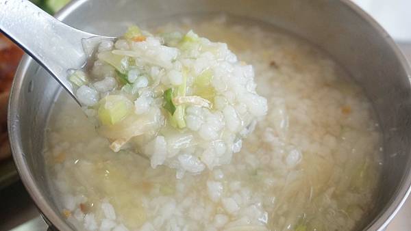【基隆美食】崇安街10元鹹粥店-隱藏在巷弄裡，1碗只要10元的大份量鹹粥