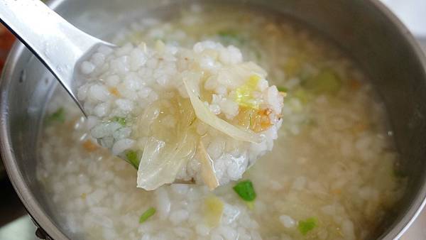 【基隆美食】崇安街10元鹹粥店-隱藏在巷弄裡，1碗只要10元的大份量鹹粥