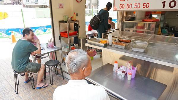 【基隆美食】崇安街10元鹹粥店-隱藏在巷弄裡，1碗只要10元的大份量鹹粥