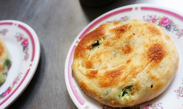【基隆美食】今日早點-不輸給排隊名店的美味蔥油餅 【基隆美食】今日早點-不輸給排隊名店的美味蔥油餅