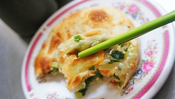 【基隆美食】今日早點-不輸給排隊名店的美味蔥油餅 【基隆美食】今日早點-不輸給排隊名店的美味蔥油餅