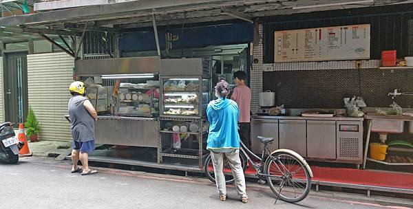 【板橋美食】小吃-沒有店名沒有招牌隱藏在巷弄裡CP值爆表的小吃店