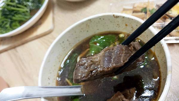 【中和美食】吉立小館-CP值爆表!只要100元就能吃到超厚切牛肉的牛肉麵