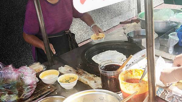 【中和美食】中和員山路無名手工蛋餅攤車-吃了會讚不絕口的美味手工蛋餅