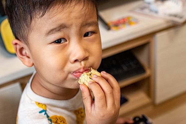 【台中伴手禮美食】酒飽甜-100%日本麵粉製作而成的限量手工千層蛋捲，比傳統蛋捲還要美味！