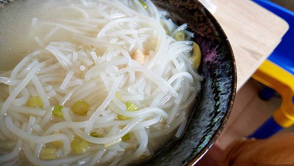 【台北美食】油飯米粉湯豬血湯炸豆腐-20元油飯20元米粉湯，隱藏在巷弄裡的超便宜隱藏版美食