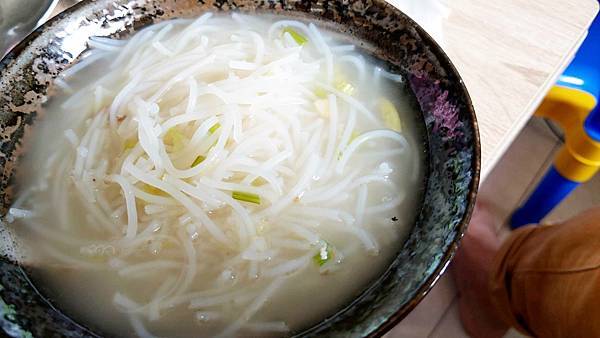 【台北美食】油飯米粉湯豬血湯炸豆腐-20元油飯20元米粉湯，隱藏在巷弄裡的超便宜隱藏版美食