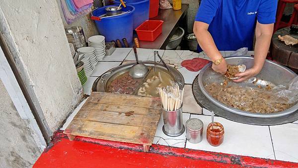 【台北美食】油飯米粉湯豬血湯炸豆腐-20元油飯20元米粉湯，隱藏在巷弄裡的超便宜隱藏版美食