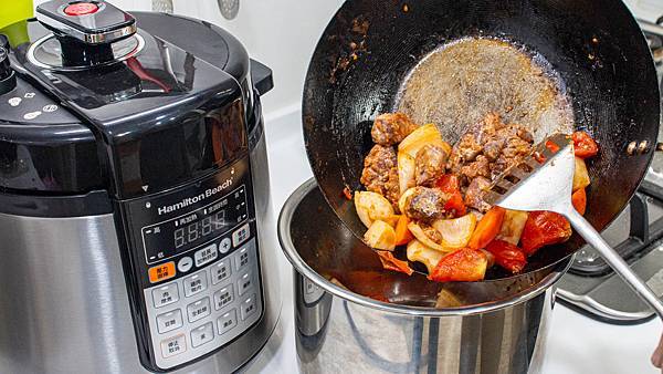 【壓力鍋推薦】Hamilton Beach漢美馳多功能微電腦壓力鍋-輕輕鬆鬆燉出入口即化的美味，微電腦控制安全又可靠