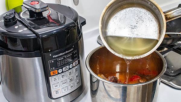 【壓力鍋推薦】Hamilton Beach漢美馳多功能微電腦壓力鍋-輕輕鬆鬆燉出入口即化的美味，微電腦控制安全又可靠