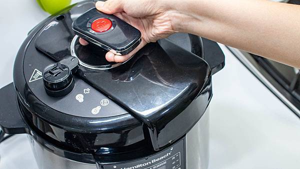 【壓力鍋推薦】Hamilton Beach漢美馳多功能微電腦壓力鍋-輕輕鬆鬆燉出入口即化的美味，微電腦控制安全又可靠