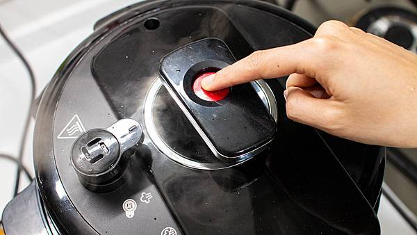 【壓力鍋推薦】Hamilton Beach漢美馳多功能微電腦壓力鍋-輕輕鬆鬆燉出入口即化的美味，微電腦控制安全又可靠