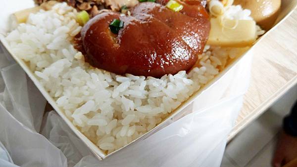 【中和美食】滷肉腳-還沒有到用餐時間就排到店門外的超人氣排隊豬腳飯