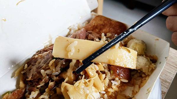 【中和美食】滷肉腳-還沒有到用餐時間就排到店門外的超人氣排隊豬腳飯