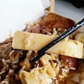 【中和美食】滷肉腳-還沒有到用餐時間就排到店門外的超人氣排隊豬腳飯