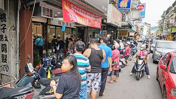 【中和美食】飄香經典-還沒開店就有大批排隊人潮的爆人氣便當店