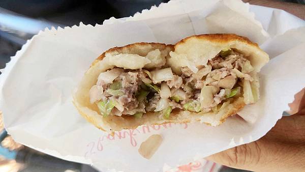 【台北美食】利隆餅店-隱藏在東門市場裡旁邊巷弄的爆人氣餡餅店