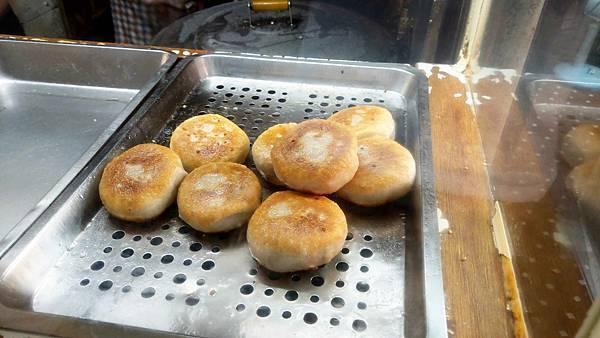 【台北美食】利隆餅店-隱藏在東門市場裡旁邊巷弄的爆人氣餡餅店
