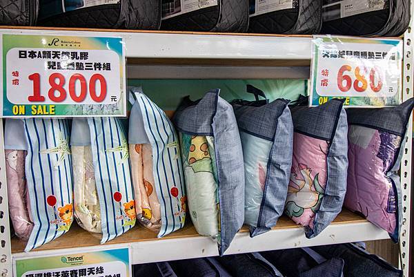 【疫情廠商特賣！全數商品批發價出售求現金！不到市價一半的價格就能買到一樣的品質】床墊、高級床包、天絲床包，百貨公司的寢具，通通下殺超低價不到５折！買到賺到哦～！三重艾薇爾居家生活館Avril