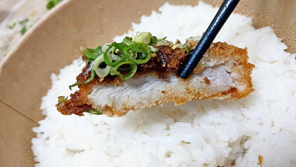 【中和美食】郁日式炸豬排-100元就能吃到3公分厚的日式豬排飯 【中和美食】郁日式炸豬排-100元就能吃到3公分厚的日式豬排飯