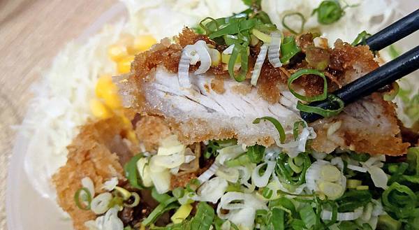 【中和美食】郁日式炸豬排-100元就能吃到3公分厚的日式豬排飯 【中和美食】郁日式炸豬排-100元就能吃到3公分厚的日式豬排飯