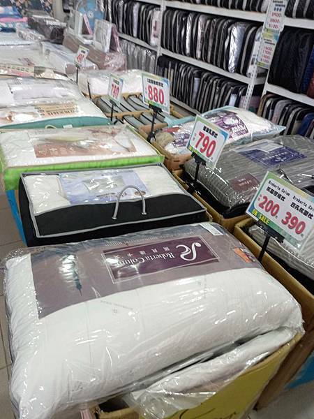 【振興經濟!寢具批發工廠，受疫情衝擊之下，開倉特賣了！全數商品均以批發價出售，買一件也可以即有批發的價格，並享有百貨公司的品質】 床墊、精品床罩組、天絲床組，百貨公司品牌寢具，通通下殺超低價不到５折！買到賺到哦～！ 大家快來"三重艾薇爾居家生活館Avril”