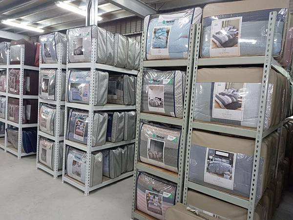 【振興經濟!寢具批發工廠，受疫情衝擊之下，開倉特賣了！全數商品均以批發價出售，買一件也可以即有批發的價格，並享有百貨公司的品質】 床墊、精品床罩組、天絲床組，百貨公司品牌寢具，通通下殺超低價不到５折！買到賺到哦～！ 大家快來"三重艾薇爾居家生活館Avril”