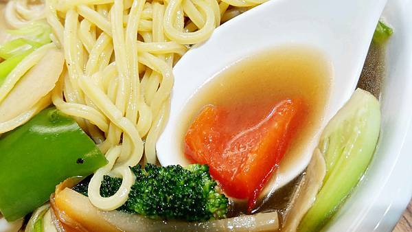 【台北美食】父子廚房-1碗麵2個人也吃不完！陽明山裡CP值最高的韓式中華餐廳