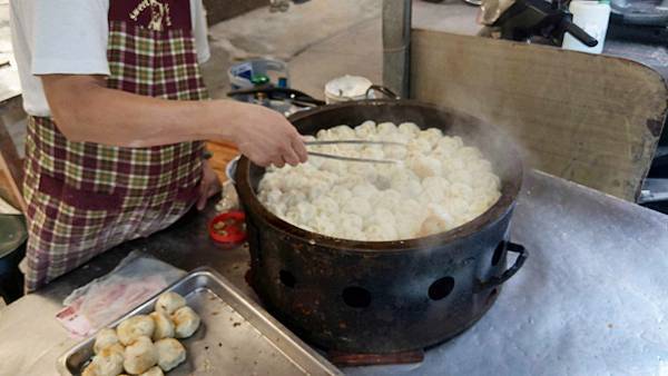 【板橋美食】板橋幸福市場水煎包-隱藏在不起眼巷弄裡的無名路邊攤水煎包