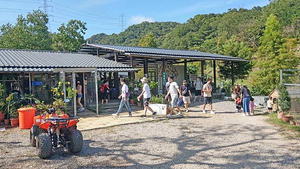 【台北景點】鹿羽松牧場-零距離餵食梅花鹿！隱藏在深山之中的台版奈良