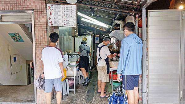 【台北美食】廣東小吃-還沒用餐時間就塞滿建中學生的爆人氣美食店家