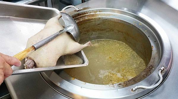 【台中美食】鹿港洪爌肉飯-厚度達5公分以上的超霸氣爌肉飯