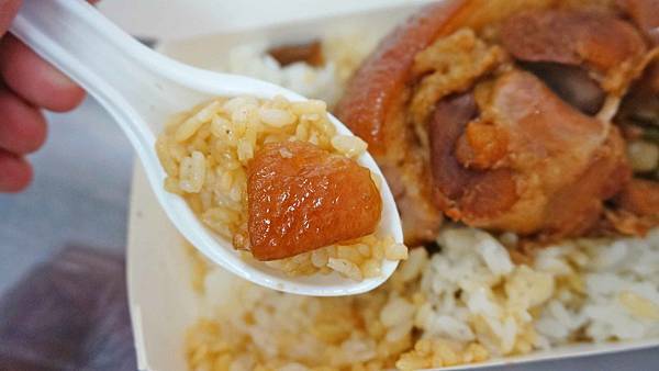 【台中美食】鹿港洪爌肉飯-厚度達5公分以上的超霸氣爌肉飯