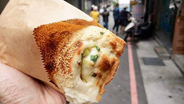 【三重美食】老曾碳烤燒餅店-隱藏在巷弄裡無時無刻都在排隊的超人氣燒餅店 【三重美食】老曾碳烤燒餅店-隱藏在巷弄裡無時無刻都在排隊的超人氣燒餅店