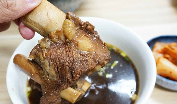 【台南美食】享糊牛肉麵-這不是牛肉塊！而是牛排，跟臉一樣巨大的牛排牛肉麵，樹谷生活科學館、南科附近必吃美食