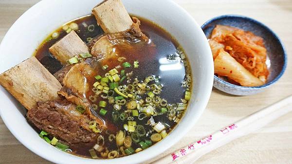 【台南美食】享糊牛肉麵-這不是牛肉塊！而是牛排，跟臉一樣巨大的牛排牛肉麵，樹谷生活科學館、南科附近必吃美食