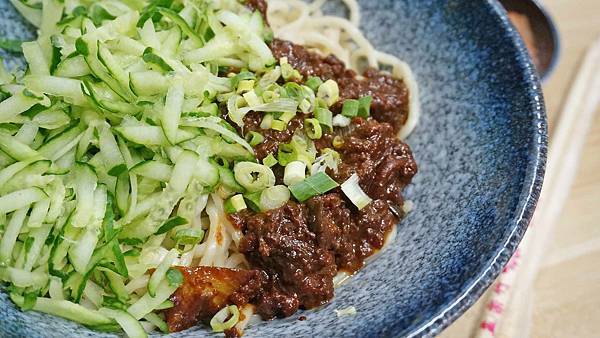 【台南美食】享糊牛肉麵-這不是牛肉塊！而是牛排，跟臉一樣巨大的牛排牛肉麵，樹谷生活科學館、南科附近必吃美食