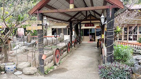 【台北美食】大豐花園餐廳-免門票也可以看到可愛的小動物，隱藏在市區附近的烤雞餐廳