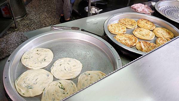 【中和美食】早安蔥油餅-無時無刻都要排隊等候的超人氣巷弄美食