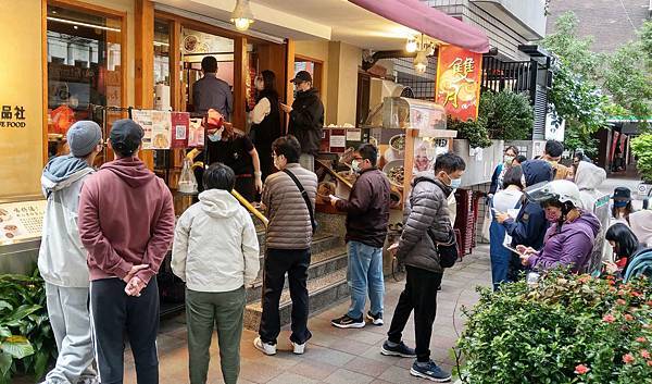 【台北美食】雙月食品社-還沒開店就有大批排隊人潮的米其林名店