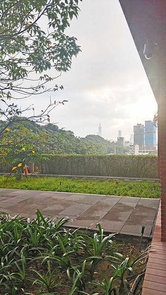 【台北美食】台北六福萬怡酒店敘日吃到飽餐廳-下午茶只有鮭魚和蝦子值得推薦的吃到飽BUFFET餐廳