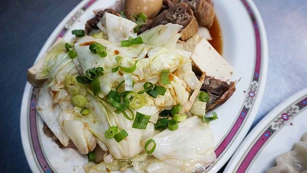 【台南美食】張家水餃店-3.5元水餃15元酸辣湯，CP值爆表需要排隊才能吃到的小吃店