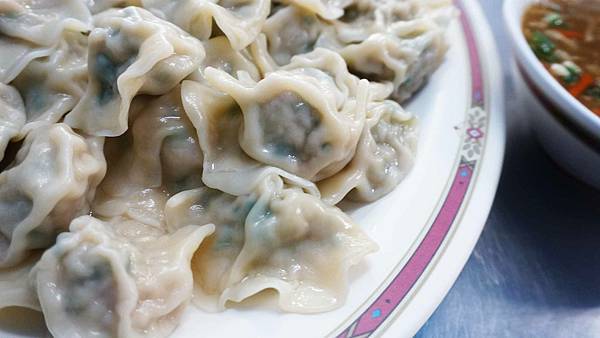 【台南美食】張家水餃店-3.5元水餃15元酸辣湯，CP值爆表需要排隊才能吃到的小吃店