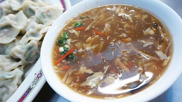 【台南美食】張家水餃店-3.5元水餃15元酸辣湯，CP值爆表需要排隊才能吃到的小吃店